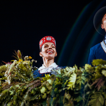 Deju lieluzvedums "Mūžīgais dzinējs" - Baltas ietrīsas mūsu sirdis no visa tā skaistuma, kas piedzīvots. Mums kopā, svinot latvietību, izdevies radīt neaizmirstamus Svētkus. Jo svētki esam mēs paši un cilvēki mums apkārt. Foto: Artūrs Vanags un Ilmārs Znotiņš, Jānis Pipars un Jānis Romanovskis (Latvijas Nacionālā kultūras centra arhīvs)