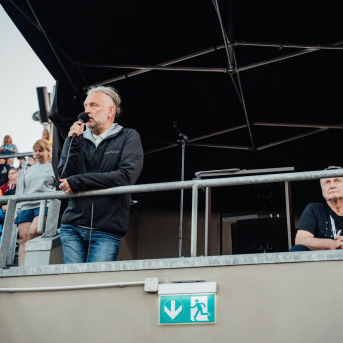 Deju lieluzvedums "Mūžīgais dzinējs" - Baltas ietrīsas mūsu sirdis no visa tā skaistuma, kas piedzīvots. Mums kopā, svinot latvietību, izdevies radīt neaizmirstamus Svētkus. Jo svētki esam mēs paši un cilvēki mums apkārt. Foto: Artūrs Vanags un Ilmārs Znotiņš, Jānis Pipars un Jānis Romanovskis (Latvijas Nacionālā kultūras centra arhīvs)