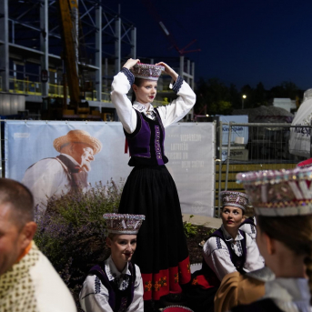 Deju lieluzvedums "Mūžīgais dzinējs" - Baltas ietrīsas mūsu sirdis no visa tā skaistuma, kas piedzīvots. Mums kopā, svinot latvietību, izdevies radīt neaizmirstamus Svētkus. Jo svētki esam mēs paši un cilvēki mums apkārt. Foto: Artūrs Vanags un Ilmārs Znotiņš, Jānis Pipars un Jānis Romanovskis (Latvijas Nacionālā kultūras centra arhīvs)