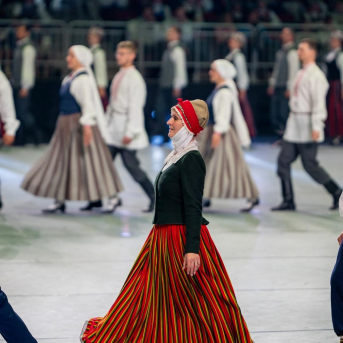 Latviešu skatuviskās dejas lielkoncerts "Balts" - Baltas ietrīsas mūsu sirdis no visa tā skaistuma, kas piedzīvots. Mums kopā, svinot latvietību, izdevies radīt neaizmirstamus Svētkus. Jo svētki esam mēs paši un cilvēki mums apkārt. Foto: Ilmārs Znotiņš, Jānis Pipars un Jānis Romanovskis (Latvijas Nacionālā kultūras centra arhīvs) un LETA fotogrāfi