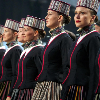 Latviešu skatuviskās dejas lielkoncerts "Balts" - Baltas ietrīsas mūsu sirdis no visa tā skaistuma, kas piedzīvots. Mums kopā, svinot latvietību, izdevies radīt neaizmirstamus Svētkus. Jo svētki esam mēs paši un cilvēki mums apkārt. Foto: Ilmārs Znotiņš, Jānis Pipars un Jānis Romanovskis (Latvijas Nacionālā kultūras centra arhīvs) un LETA fotogrāfi