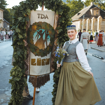 SVĒTKU DALĪBNIEKU GĀJIENS “NOVADU DIŽOŠANĀS” - Baltas ietrīsas mūsu sirdis no visa tā skaistuma, kas piedzīvots.
Mums kopā, svinot latvietību, izdevies radīt neaizmirstamus Svētkus. Jo svētki esam mēs paši un cilvēki mums apkārt.

Foto: 
Kārlis Miksons - Latvijas Televīzija  un Kristaps Neiberts
