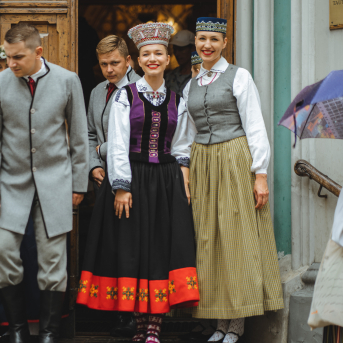 SVĒTKU DALĪBNIEKU GĀJIENS “NOVADU DIŽOŠANĀS” - Baltas ietrīsas mūsu sirdis no visa tā skaistuma, kas piedzīvots.
Mums kopā, svinot latvietību, izdevies radīt neaizmirstamus Svētkus. Jo svētki esam mēs paši un cilvēki mums apkārt.

Foto: 
Kārlis Miksons - Latvijas Televīzija  un Kristaps Neiberts
