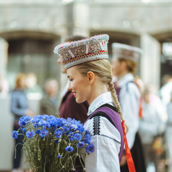 SVĒTKU DALĪBNIEKU GĀJIENS “NOVADU DIŽOŠANĀS” - Baltas ietrīsas mūsu sirdis no visa tā skaistuma, kas piedzīvots.
Mums kopā, svinot latvietību, izdevies radīt neaizmirstamus Svētkus. Jo svētki esam mēs paši un cilvēki mums apkārt.

Foto: 
Kārlis Miksons - Latvijas Televīzija  un Kristaps Neiberts
