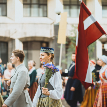 SVĒTKU DALĪBNIEKU GĀJIENS “NOVADU DIŽOŠANĀS” - Baltas ietrīsas mūsu sirdis no visa tā skaistuma, kas piedzīvots.
Mums kopā, svinot latvietību, izdevies radīt neaizmirstamus Svētkus. Jo svētki esam mēs paši un cilvēki mums apkārt.

Foto: 
Kārlis Miksons - Latvijas Televīzija  un Kristaps Neiberts
