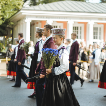 SVĒTKU DALĪBNIEKU GĀJIENS “NOVADU DIŽOŠANĀS” - Baltas ietrīsas mūsu sirdis no visa tā skaistuma, kas piedzīvots.
Mums kopā, svinot latvietību, izdevies radīt neaizmirstamus Svētkus. Jo svētki esam mēs paši un cilvēki mums apkārt.

Foto: 
Kārlis Miksons - Latvijas Televīzija  un Kristaps Neiberts
