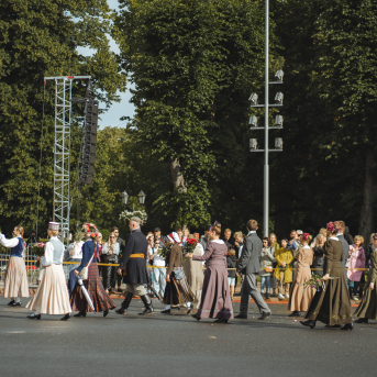 SVĒTKU DALĪBNIEKU GĀJIENS “NOVADU DIŽOŠANĀS” - Baltas ietrīsas mūsu sirdis no visa tā skaistuma, kas piedzīvots.
Mums kopā, svinot latvietību, izdevies radīt neaizmirstamus Svētkus. Jo svētki esam mēs paši un cilvēki mums apkārt.

Foto: 
Kārlis Miksons - Latvijas Televīzija  un Kristaps Neiberts
