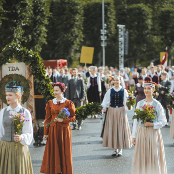 SVĒTKU DALĪBNIEKU GĀJIENS “NOVADU DIŽOŠANĀS” - Baltas ietrīsas mūsu sirdis no visa tā skaistuma, kas piedzīvots.
Mums kopā, svinot latvietību, izdevies radīt neaizmirstamus Svētkus. Jo svētki esam mēs paši un cilvēki mums apkārt.

Foto: 
Kārlis Miksons - Latvijas Televīzija  un Kristaps Neiberts
