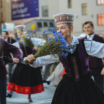 SVĒTKU DALĪBNIEKU GĀJIENS “NOVADU DIŽOŠANĀS” - Baltas ietrīsas mūsu sirdis no visa tā skaistuma, kas piedzīvots.
Mums kopā, svinot latvietību, izdevies radīt neaizmirstamus Svētkus. Jo svētki esam mēs paši un cilvēki mums apkārt.

Foto: 
Kārlis Miksons - Latvijas Televīzija  un Kristaps Neiberts
