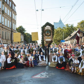 SVĒTKU DALĪBNIEKU GĀJIENS “NOVADU DIŽOŠANĀS” - Baltas ietrīsas mūsu sirdis no visa tā skaistuma, kas piedzīvots.
Mums kopā, svinot latvietību, izdevies radīt neaizmirstamus Svētkus. Jo svētki esam mēs paši un cilvēki mums apkārt.

Foto: 
Kārlis Miksons - Latvijas Televīzija  un Kristaps Neiberts
