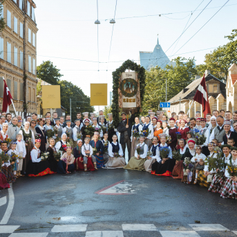 SVĒTKU DALĪBNIEKU GĀJIENS “NOVADU DIŽOŠANĀS” - Baltas ietrīsas mūsu sirdis no visa tā skaistuma, kas piedzīvots.
Mums kopā, svinot latvietību, izdevies radīt neaizmirstamus Svētkus. Jo svētki esam mēs paši un cilvēki mums apkārt.

Foto: 
Kārlis Miksons - Latvijas Televīzija  un Kristaps Neiberts
