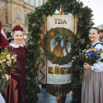 SVĒTKU DALĪBNIEKU GĀJIENS “NOVADU DIŽOŠANĀS” - Baltas ietrīsas mūsu sirdis no visa tā skaistuma, kas piedzīvots.
Mums kopā, svinot latvietību, izdevies radīt neaizmirstamus Svētkus. Jo svētki esam mēs paši un cilvēki mums apkārt.

Foto: 
Kārlis Miksons - Latvijas Televīzija  un Kristaps Neiberts
