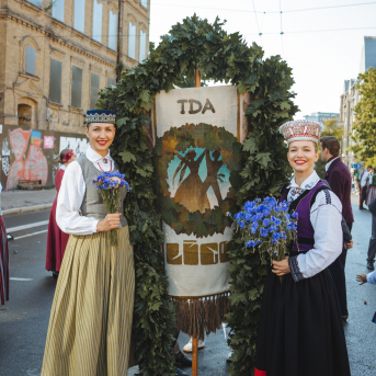 SVĒTKU DALĪBNIEKU GĀJIENS “NOVADU DIŽOŠANĀS” - Baltas ietrīsas mūsu sirdis no visa tā skaistuma, kas piedzīvots.
Mums kopā, svinot latvietību, izdevies radīt neaizmirstamus Svētkus. Jo svētki esam mēs paši un cilvēki mums apkārt.

Foto: 
Kārlis Miksons - Latvijas Televīzija  un Kristaps Neiberts
