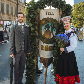 SVĒTKU DALĪBNIEKU GĀJIENS “NOVADU DIŽOŠANĀS” - Baltas ietrīsas mūsu sirdis no visa tā skaistuma, kas piedzīvots.
Mums kopā, svinot latvietību, izdevies radīt neaizmirstamus Svētkus. Jo svētki esam mēs paši un cilvēki mums apkārt.

Foto: 
Kārlis Miksons - Latvijas Televīzija  un Kristaps Neiberts

