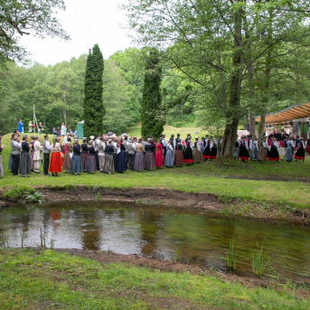 Alsungas pavasara svētku “Suitu Lebediks” tautas deju kolektīvu dižkoncerts "Ļauj ievām noziedēt" - 