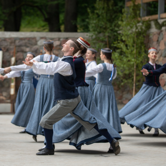 Alsungas pavasara svētku “Suitu Lebediks” tautas deju kolektīvu dižkoncerts "Ļauj ievām noziedēt" - 