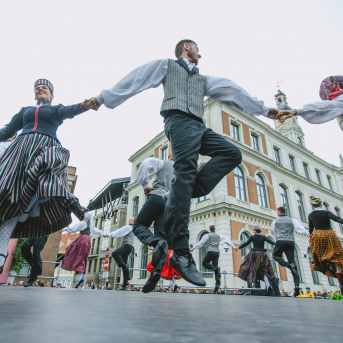 RKTMC “Mazā ģilde” visu paaudžu deju kolektīvu lielkoncerts “Vidusvasaras dzīvestības” - 