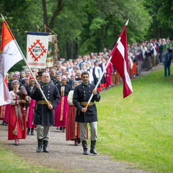 Alsungas pavasara svētku “Suitu Lebediks” tautas deju kolektīvu dižkoncerts "Ļauj ievām noziedēt" - 