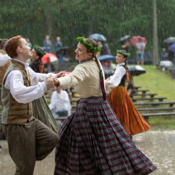 Alsungas pavasara svētku “Suitu Lebediks” tautas deju kolektīvu dižkoncerts "Ļauj ievām noziedēt" - 