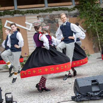 Alsungas pavasara svētku “Suitu Lebediks” tautas deju kolektīvu dižkoncerts "Ļauj ievām noziedēt" - 
