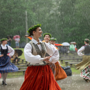 Alsungas pavasara svētku “Suitu Lebediks” tautas deju kolektīvu dižkoncerts "Ļauj ievām noziedēt" - 