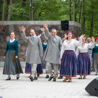 Alsungas pavasara svētku “Suitu Lebediks” tautas deju kolektīvu dižkoncerts "Ļauj ievām noziedēt" - 