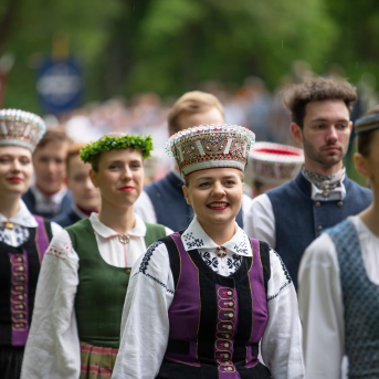 Alsungas pavasara svētku “Suitu Lebediks” tautas deju kolektīvu dižkoncerts "Ļauj ievām noziedēt" - 