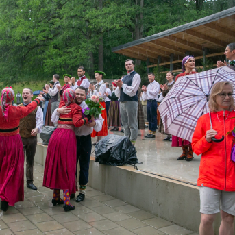 Alsungas pavasara svētku “Suitu Lebediks” tautas deju kolektīvu dižkoncerts "Ļauj ievām noziedēt" - 