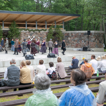 Alsungas pavasara svētku “Suitu Lebediks” tautas deju kolektīvu dižkoncerts "Ļauj ievām noziedēt" - 