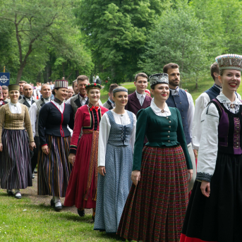 Alsungas pavasara svētku “Suitu Lebediks” tautas deju kolektīvu dižkoncerts "Ļauj ievām noziedēt" - 