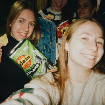 Marts 2025 / Filmiņa #3 - Martā dzīvojām kā labsajūtas kūrortā—starp labiem draugiem un jautriem pārsteigumiem. Izdejoti divi #Līgo80 koncerti un sirdis piepildītas līdz maliņām. Esam izauguši līdz aprīlim. Foto–Elza Luīze Zariņa