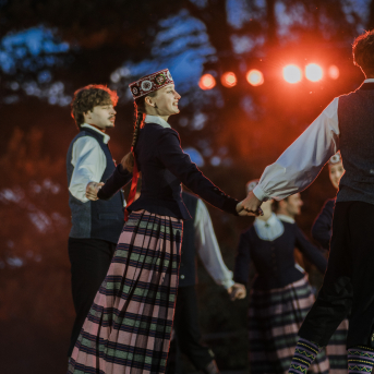 LĪGO. DIŽDIENA. Skatuviskās dejas mistērija. "MĒS DEVIŅI BĀLELIŅI" - 