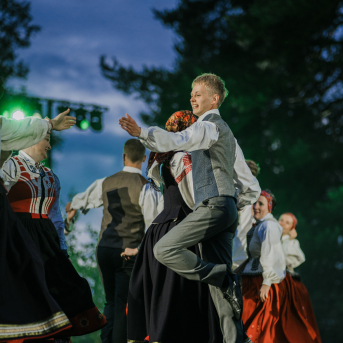 LĪGO. DIŽDIENA. Skatuviskās dejas mistērija. "MĒS DEVIŅI BĀLELIŅI" - 