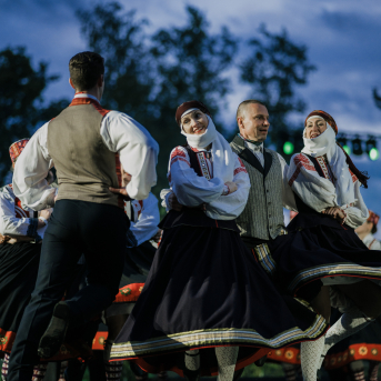 LĪGO. DIŽDIENA. Skatuviskās dejas mistērija. "MĒS DEVIŅI BĀLELIŅI" - 