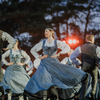 LĪGO. DIŽDIENA. Skatuviskās dejas mistērija. "MĒS DEVIŅI BĀLELIŅI" - 