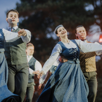 LĪGO. DIŽDIENA. Skatuviskās dejas mistērija. "MĒS DEVIŅI BĀLELIŅI" - 