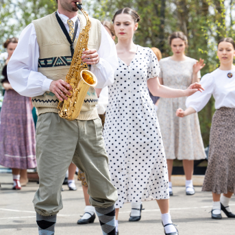 Grandioza zaļumu balle ar deju izrādīšanu - JVLMA horeogrāfijas katedras maģistranta K. Bites diplmdarbs, Skrundā